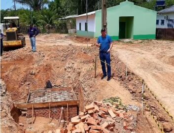Gerlen Diniz vistoria obras de pavimentação em Sena Madureira.