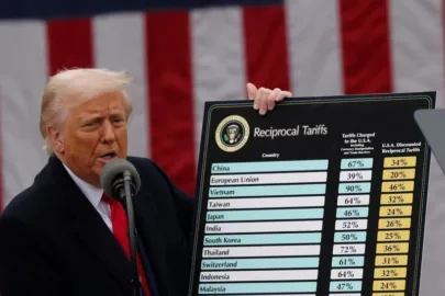 Donald Trump exibe quadro comparativo sobre tarifação comercial e barreiras econômicas aplicadas pelos Estados Unidos.