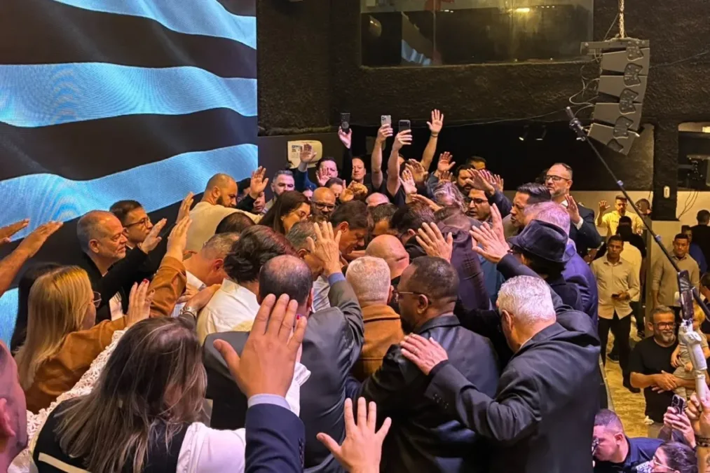 Tarcísio modula discursos e reforça aproximação com evangélicos