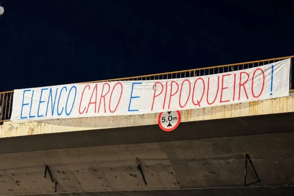 Torcida do Cruzeiro faz protesto no Mineirão após eliminação em clássico