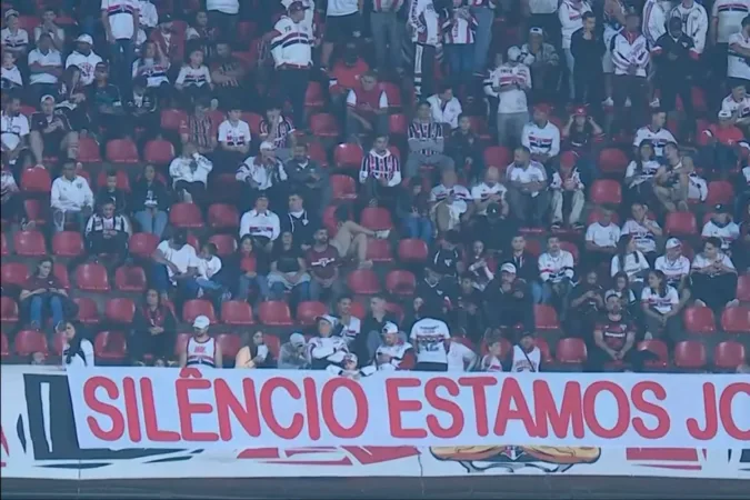 Torcida do São Paulo protesta e faz 15 minutos de silêncio no Brasileirão