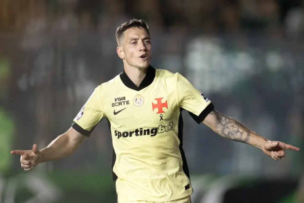 Vasco goleia Coritiba em São Januário e deixa o Z-4 do Brasileirão