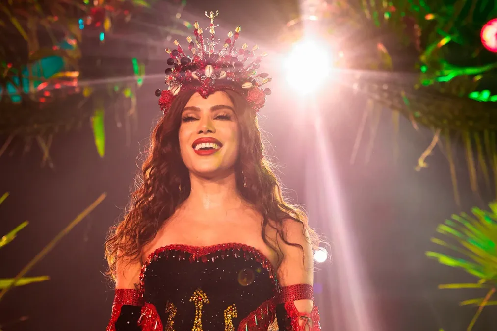 Veja momento em que Anitta é coroada como rainha de bateria da Grande Rio