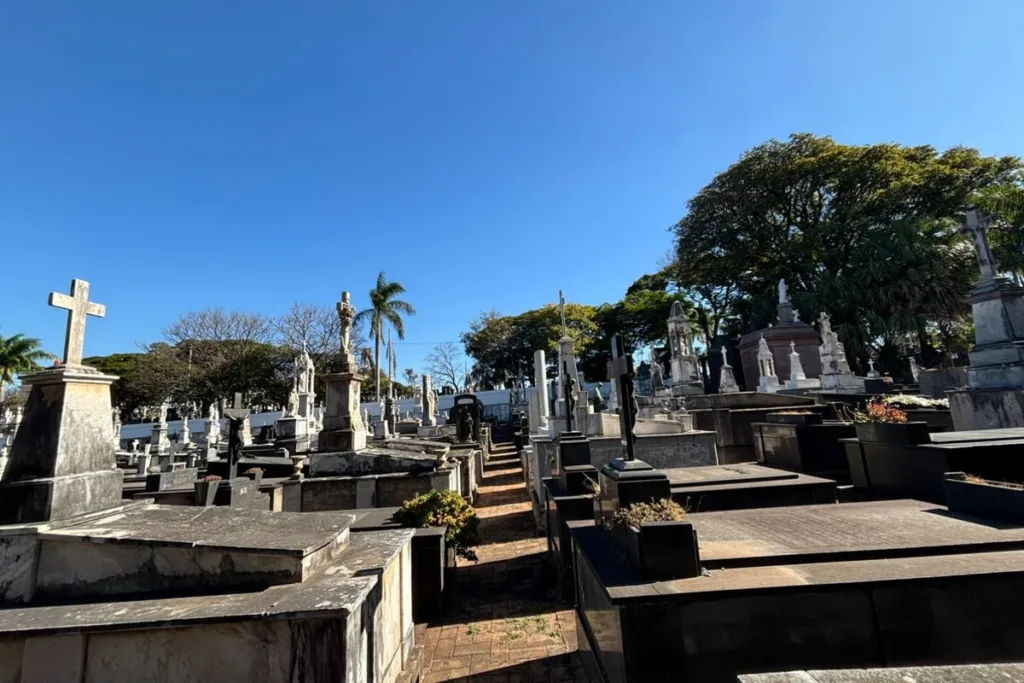 Visitas ao Cemitério do Bonfim revelam curiosidades e a história de BH