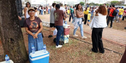 Ambulantes "desfilam" no 7 de Setembro em busca de sustento